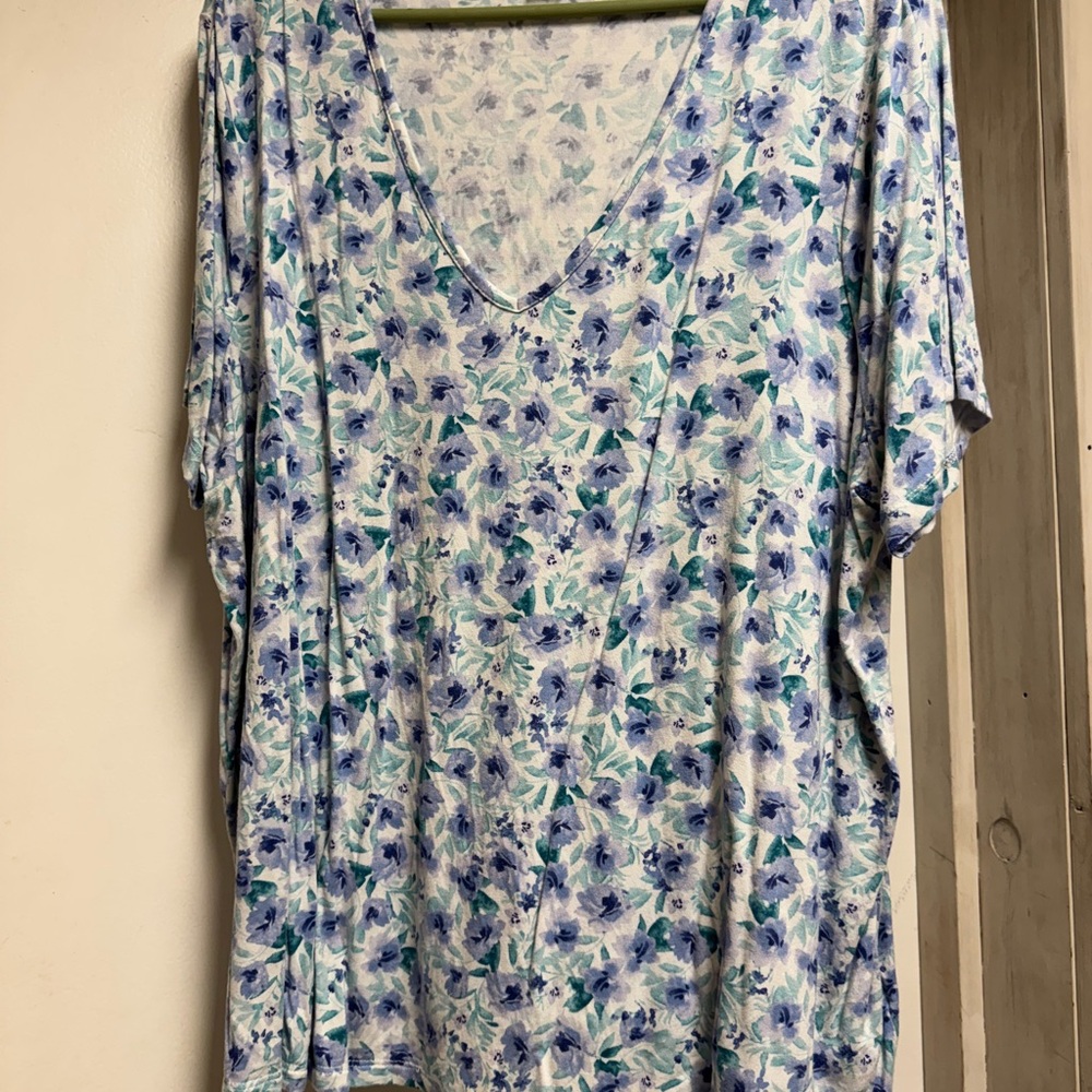 Old Navy Floral Short Sleeve V-neck Tee